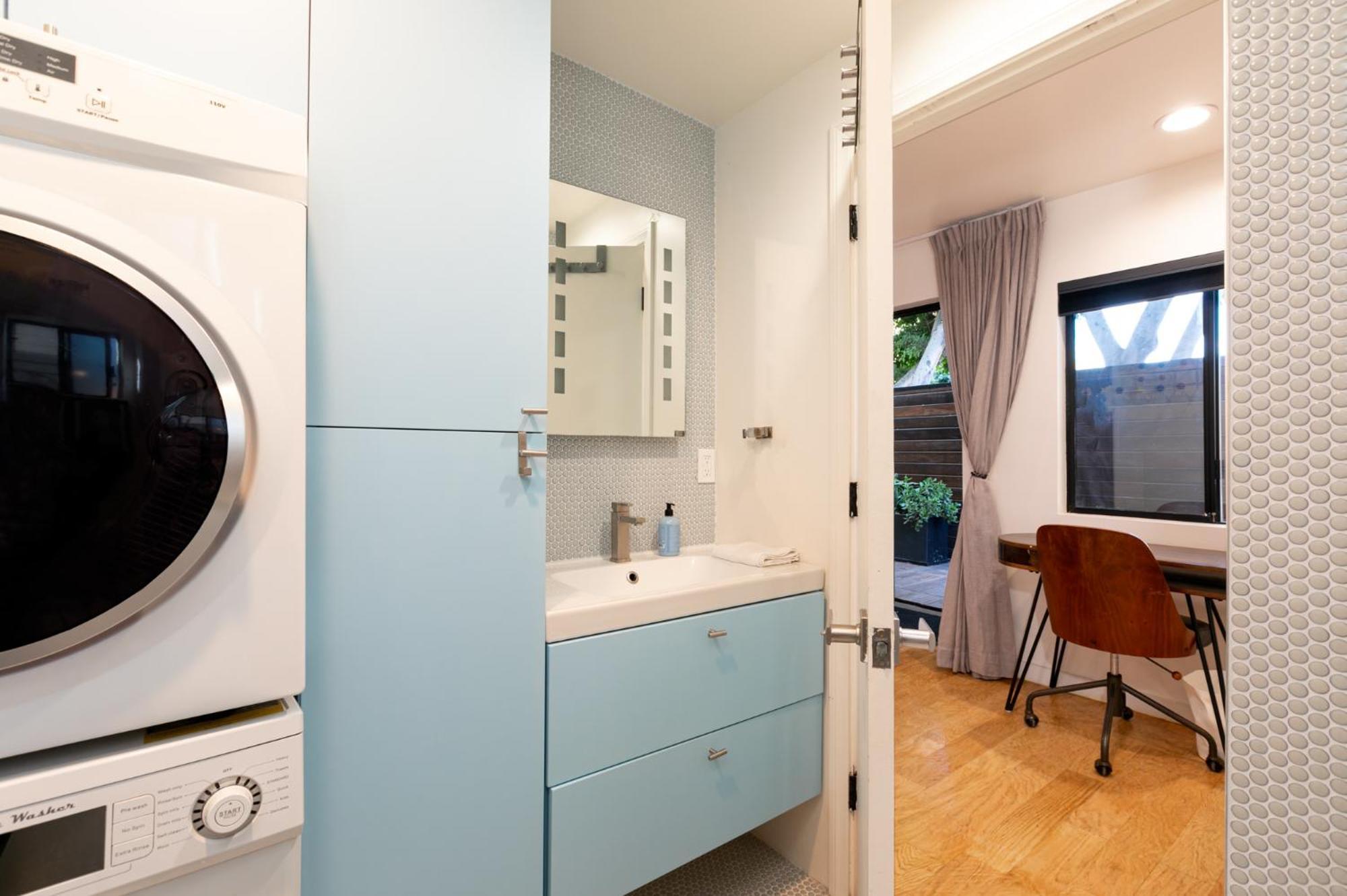 Venice Beach Studio With Large Private Patio Steps To The Beach ลอสแอนเจลิส ภายนอก รูปภาพ